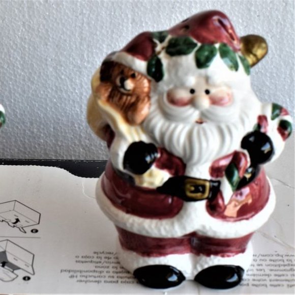 Pair of Santa Claus Salt & Pepper Shakers - Picture 2 of 4